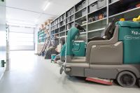 S+K Services_Neues Gebaeude Olpe_Halle mit Aufsitz-Scheuersaugmaschinen.jpg